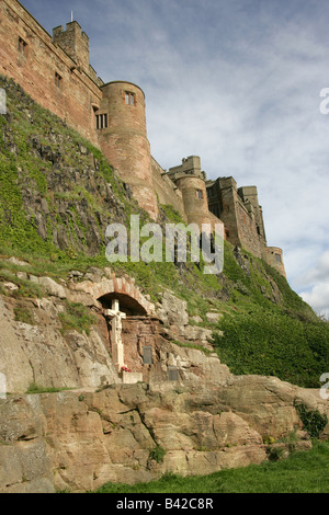 Das Dorf von Bamburgh, England. Bamburgh Castle Zinnen und Kriegerdenkmal an der Küste von Northumberland. Stockfoto