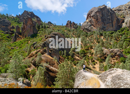Frau, genießen die Aussicht im Pinnacles National Monument. Stockfoto