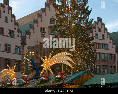 Weihnachtsbaum mit Lichterketten und Ständen mit Sternen-Lichterkette Quadrat Römer Römer Römerberg in Frankfurt Am Main Stockfoto