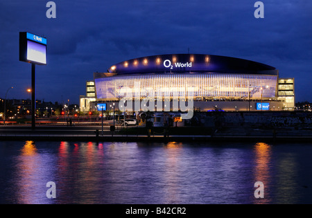 O2 World, mit Fluss Spree und East Side Gallery, O2-Arena der Anschutz Entertainment Group, Berlin Friedrichshain, Deutschland, Stockfoto