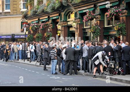 Stadt von London Liverpool Street Station Arbeiter verschüttet aus Railway Tavern Pub auf Pflaster nach der Arbeit ca. 18:00 Stockfoto