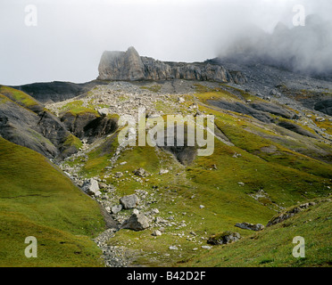 Wilde nebligen Bergwelt mit Sonnenschein auf dem Aufstieg zum Col du Sanetsch in der Nähe von Derborence Wallis Walliser Alpen der Schweiz Europa Stockfoto