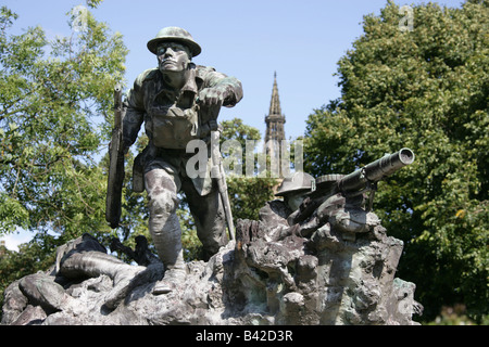 Stadt in Glasgow, Schottland. Philip Lindsey Clark modellierte Cameronians Kriegerdenkmal im Kelvingrove. Stockfoto