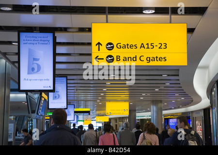 Heathrow größere London England UK Heathrow Flughafen International Abfahrtaufenthaltsraum in British Airways Terminal 5 Stockfoto