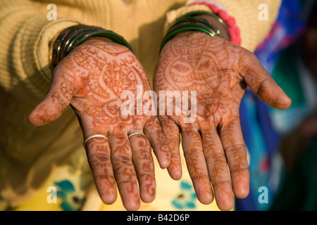 Eine Hindu-Frau zeigt ihr Henna verziert Hände in der Stadt von Varanasi, Indien. Stockfoto
