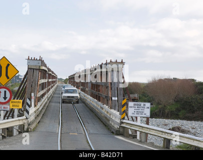 Greymouth zentrale Südinsel Neuseeland Arahura River-Brücke für Autos und Züge mit Eisenbahn Linien verfolgen Stockfoto