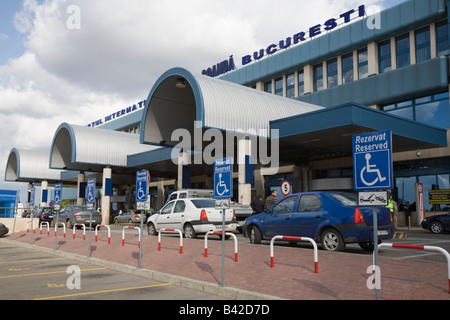 Otopeni Flughafen Bukarest Rumänien internationale Abflüge Gebäude außen mit leeren Behinderten Parkplätze im Parkhaus Stockfoto