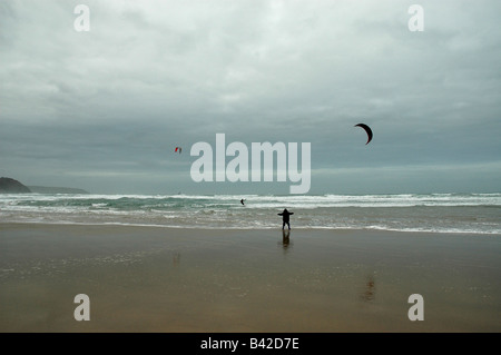 Einige Para-Surfer am Strand von Perranporth Cornwall im Dezember Stockfoto