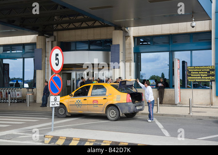 Otopeni Flughafen Bukarest Rumänien internationale Abflüge Gebäude außen mit gelbes Taxi Taxi vor Eingang Stockfoto