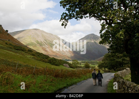 Zwei Wanderer auf der Spur Wasdale Head, Nationalpark Lake District, Cumbria Stockfoto