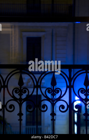 malerische Aussicht durch einen schmiedeeisernen Balkon Haussmannschen Fassade, Montpellier, Frankreich Stockfoto