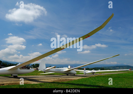 3 Segelflugzeuge ASH-25 bereit zum ausziehen auf einem französischen Flugplatz in französische Savoyer Alpen - Frankreich Stockfoto