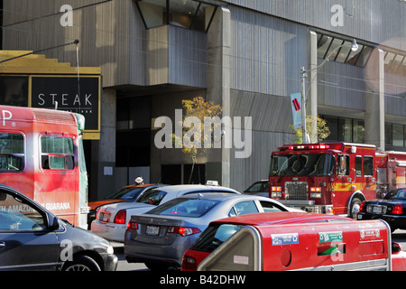 Feuerwehrauto stecken im Stau in Queen Street West und Bay Street in der Innenstadt von Toronto Stockfoto