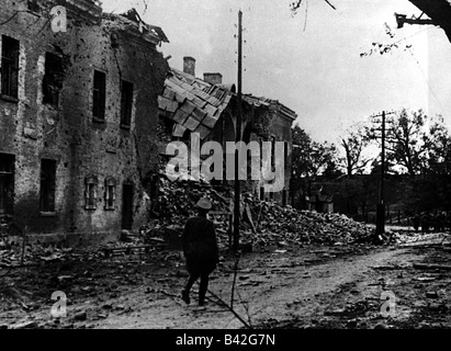 Ereignisse, Zweiter Weltkrieg / 2. Weltkrieg, Polen, Festung Modlin nach der Kapitulation, 29.9.1939, deutscher Offizier in den Ruinen, Stockfoto