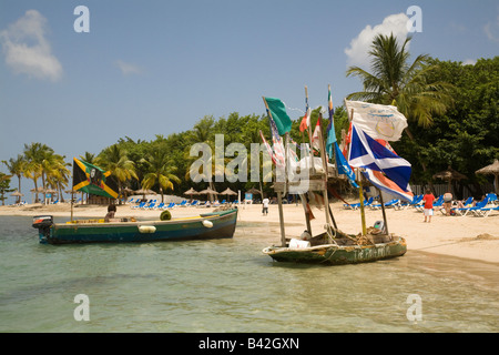 Karibischer Strand, Windjammer Bay, mit dem Obstmann in seinem Boot, der Obst verkauft, und das Wassertaxi, St. Lucia, Windward Islands, Caribbean West Indies Stockfoto