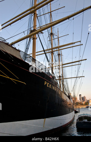 Historischer Großsegler der Peking ist am South Street Seaport in New York gesehen. Stockfoto