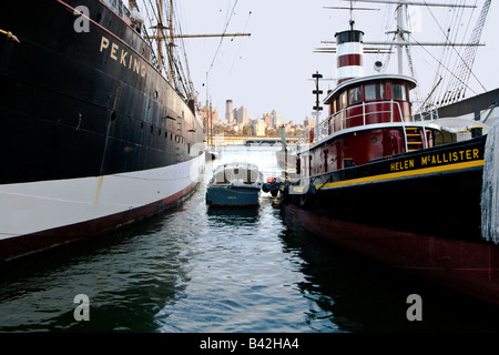 Historischer Großsegler der Peking und Schlepper Helen McAllister sind am South Street Seaport in New York gesehen. Stockfoto