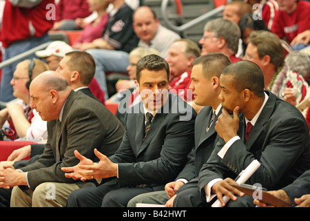 Washington State University Basketball Trainer, Tony Bennett, spricht mit seinem Co-Trainer während eines Spiels am Friel Hof. Stockfoto