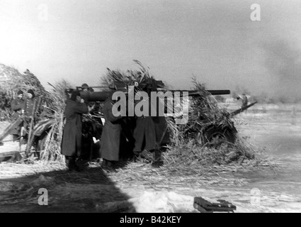 Ereignisse, Zweiter Weltkrieg / Zweiter Weltkrieg, Russland 1942 / 1943, deutsche 88-mm-Flugabwehrpistole in Aktion gegen sowjetischen Panzer, Novochrekassk, 11.2.1943, AA, Artillerie, Besatzung, Geschütze, Tarnung, Winterkleidung, Soldat, Soldaten, Schütze, schützen, Artillerymen, Wehrmacht, Beschuss, Fassrückkohlung, Recoil, Schnee, Cannoneer, Sowjetunion, historische DDR, Ostfront, 20. Jahrhundert Position, Kampf, Novocerkassk, 8,8 cm, Menschen, vierziger Jahre, Stockfoto