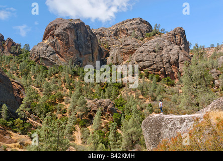 Frau, genießen die Aussicht im Pinnacles National Monument. Stockfoto