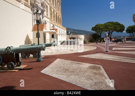 Wache und Kanonen vor Palais du Prince oder fürstlichen Palast in Monte-Carlo, das Fürstentum von Monaco, Westeuropa auf Stockfoto