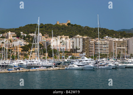 Palma Hafen & Bellver Castle von Mallorca, der größten Insel von Spanien, Europa auf das Mittelmeer und Teil der Balearen Stockfoto