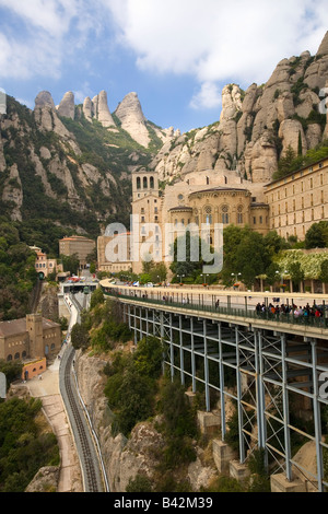 Die zerklüfteten Berge in Katalonien, Spanien, zeigt der Benediktiner-Abtei Montserrat, Santa Maria de Montserrat, in der Nähe Stockfoto