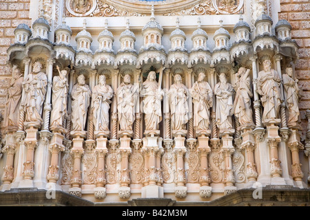 Religiöse Skulpturen an der Fassade der Basilika in der Benediktiner-Abtei Montserrat, Santa Maria de Montserrat, in der Nähe Stockfoto