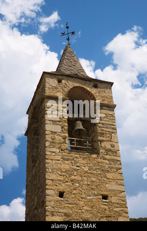 Alten Kirchturm und Blue sky in den Pyrenäen, in der Nähe von La Seu Urgell, Cataluna und Ansovell, Provinz Lleida, aus Stockfoto