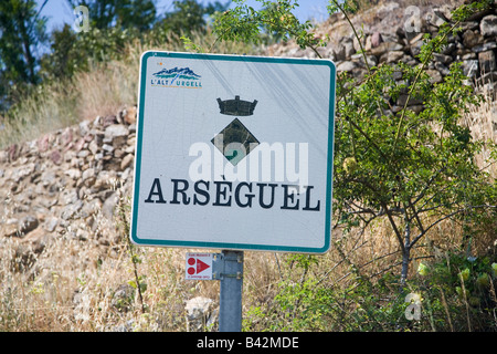 Verkehrszeichen für Arseguel in den Pyrenäen, in der Nähe von La Seu Urgell, Cataluna, Provinz Lleida, N-260 Road, Spanien, Europa Stockfoto