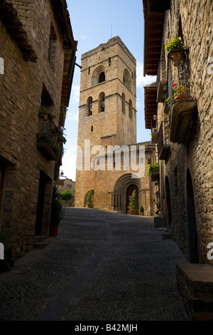 Turm der Kirche an der Plaza Mayor in Ainsa, Huesca, Spanien in den Pyrenäen, einer alten ummauerten Stadt mit Blick auf Hügel Cinca und Stockfoto