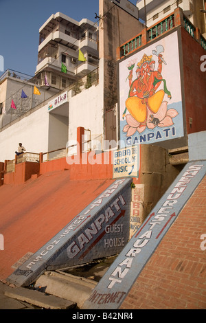 Ein Bild des Hindu-Gottes des Neubeginns Ganpati (Ganesh) auf eine Wand in der Stadt von Varanasi, Indien gemalt. Stockfoto