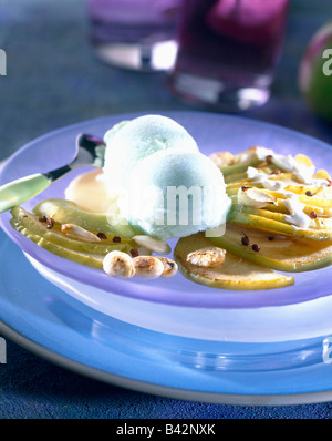 Pan - grünen Äpfeln und Mandeln mit Kugel Eis grüner Apfel gebraten Stockfoto