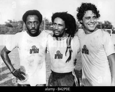 Marley, Bob, 6.2.1945 - 11.5.1981, jamaikanischer Musiker, halbe Länge, mit Chico Buarque und Paolo Cesar Caju, auf dem Fußballfeld, Rio de Janeiro, Brasilien, 19.3.1980, Stockfoto