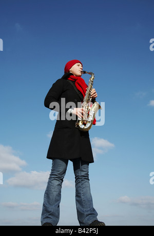 Schöne Mädchen spielt ein Saxophon Stockfoto