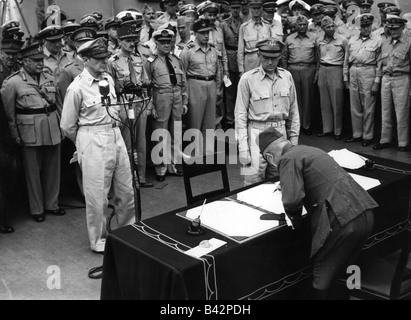 Ereignisse, Zweiter Weltkrieg/zweiter Weltkrieg, Japan, Kapitulation, japanischer General Umezo Yoshijiro unterzeichnet japanisches Kapitulationsinstrument an Bord der "USS Missouri", Tokyo Bay, 2.9.1945, Stockfoto