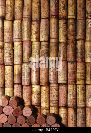 Komposition mit Korken von Weinflaschen Stockfoto