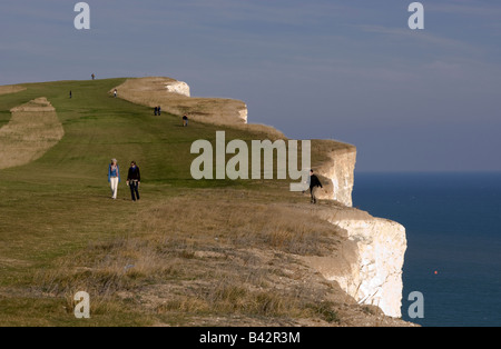 Touristen Fuß entlang der Klippe am Beachy Head – ein notorischer Selbstmord in der Nähe von Eastbourne in East Sussex England UK Stockfoto