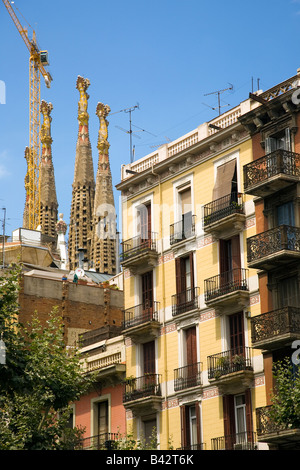 Wohnungen im Vordergrund mit Blick auf die Sagrada Familia Heilige Familie Kirche vom Architekten Antoni Gaudi, begonnen Barcelona, Spanien Stockfoto