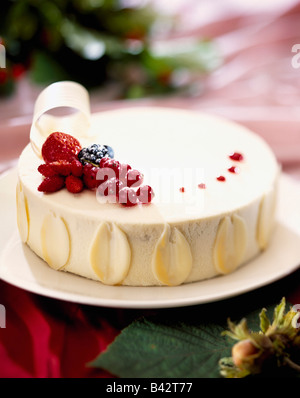 Kokosnuss und Sommer Früchte Eistee Kuchen Stockfoto