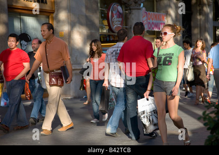 Passeig de Gràcia im Stadtteil Eixample beschäftigt Straße in Barcelona, Spanien, Europa Stockfoto