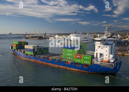 Frachtschiff mit Containern Abfahrt Hafen von Civitavecchia, Italien, der Hafen von Rom Stockfoto