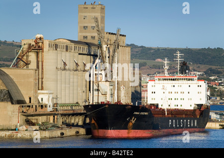 Getreidesilos und Cargo Schiff im Hafen von Civitavecchia, Italien, der Hafen von Rom Stockfoto