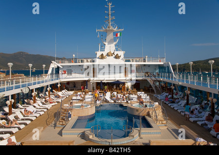 Oberdeck Schwimmbad des Insignia Oceania Cruise Schiff, wie es Europa Mittelmeer Ozean Kreuzfahrten Stockfoto