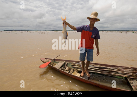 Ein einheimischer Fischer in der Nähe von Manaus war sehr glücklich und stolz darauf, uns seinen Fang zu zeigen. Stockfoto