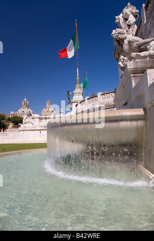 Italienische Flagge und Brunnen vor dem Denkmal für König Victor Emmanuel II, Rom, Italien, Europa Stockfoto