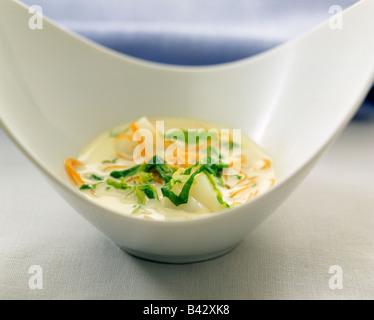 Kabeljau, Kohl und Karotten-Suppe Stockfoto