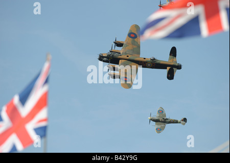 Schlacht von Großbritannien Gedenkflug mit Union Jack Flaggen im Vordergrund. Bild von Jim Holden. Stockfoto