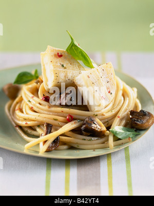 Spaghetti-Nest mit Rocamadour Käse Stockfoto