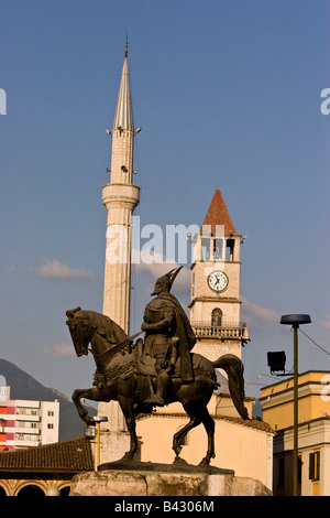 Skanderbeg-Denkmal vor dem Ethem Bey Moschee am Skendenbeg Square, Tirana, Albanien. Stockfoto